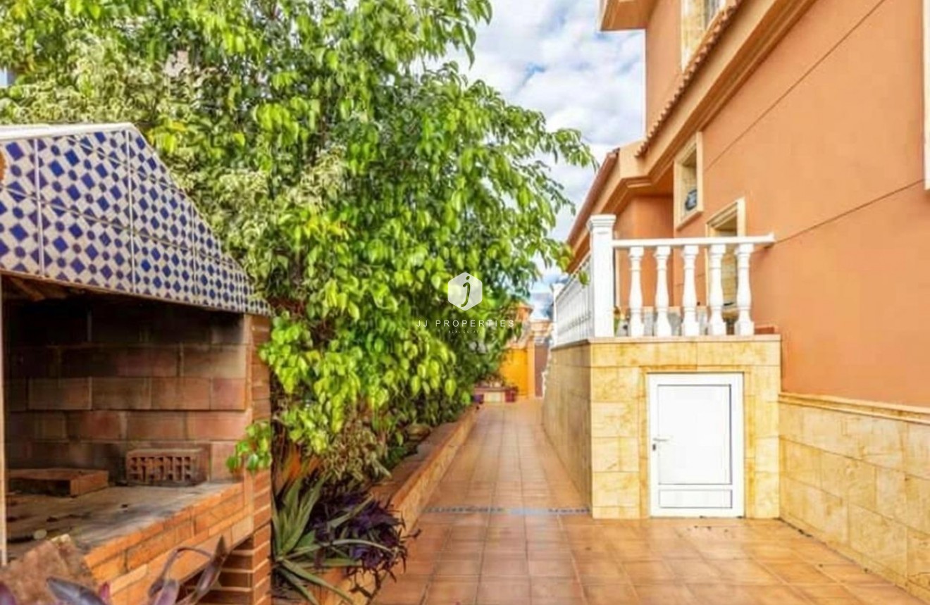 Resale - Villa -
Torrevieja - aguas nuevas