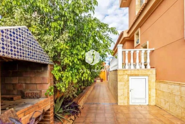 Resale - Villa -
Torrevieja - aguas nuevas