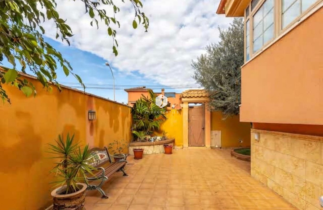 Resale - Villa -
Torrevieja - aguas nuevas