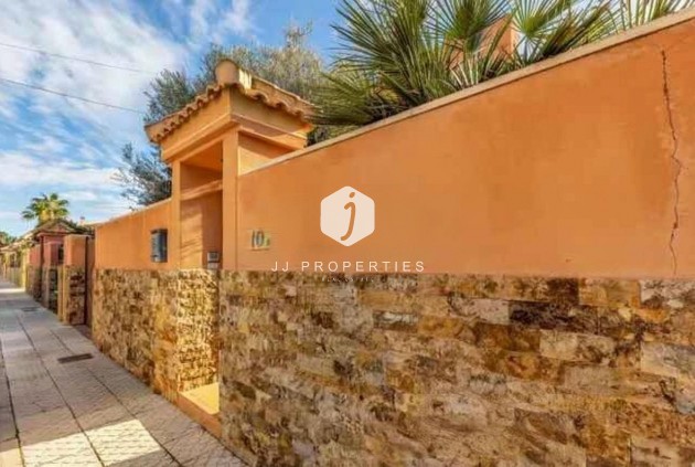 Resale - Villa -
Torrevieja - aguas nuevas