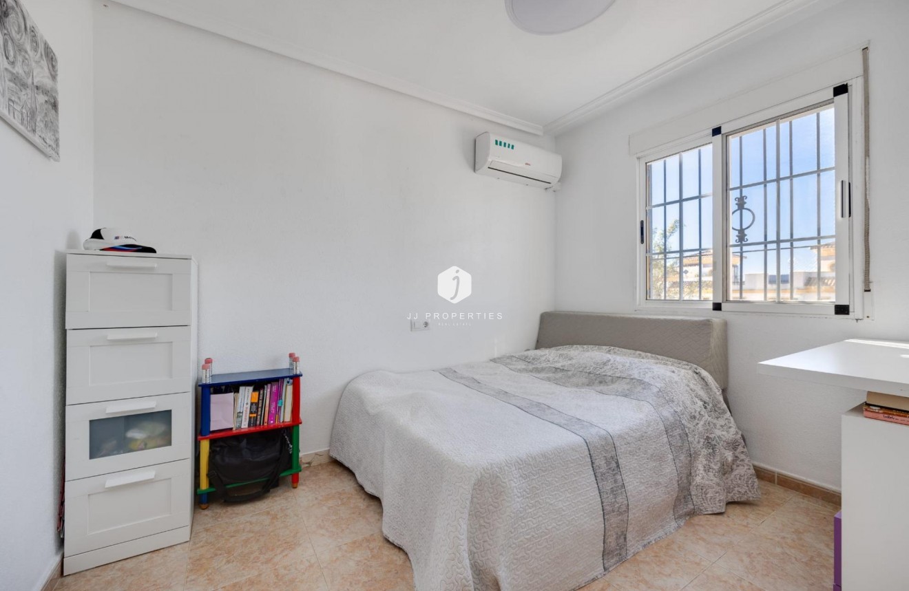 Resale - Chalet -
Torrevieja - aguas nuevas