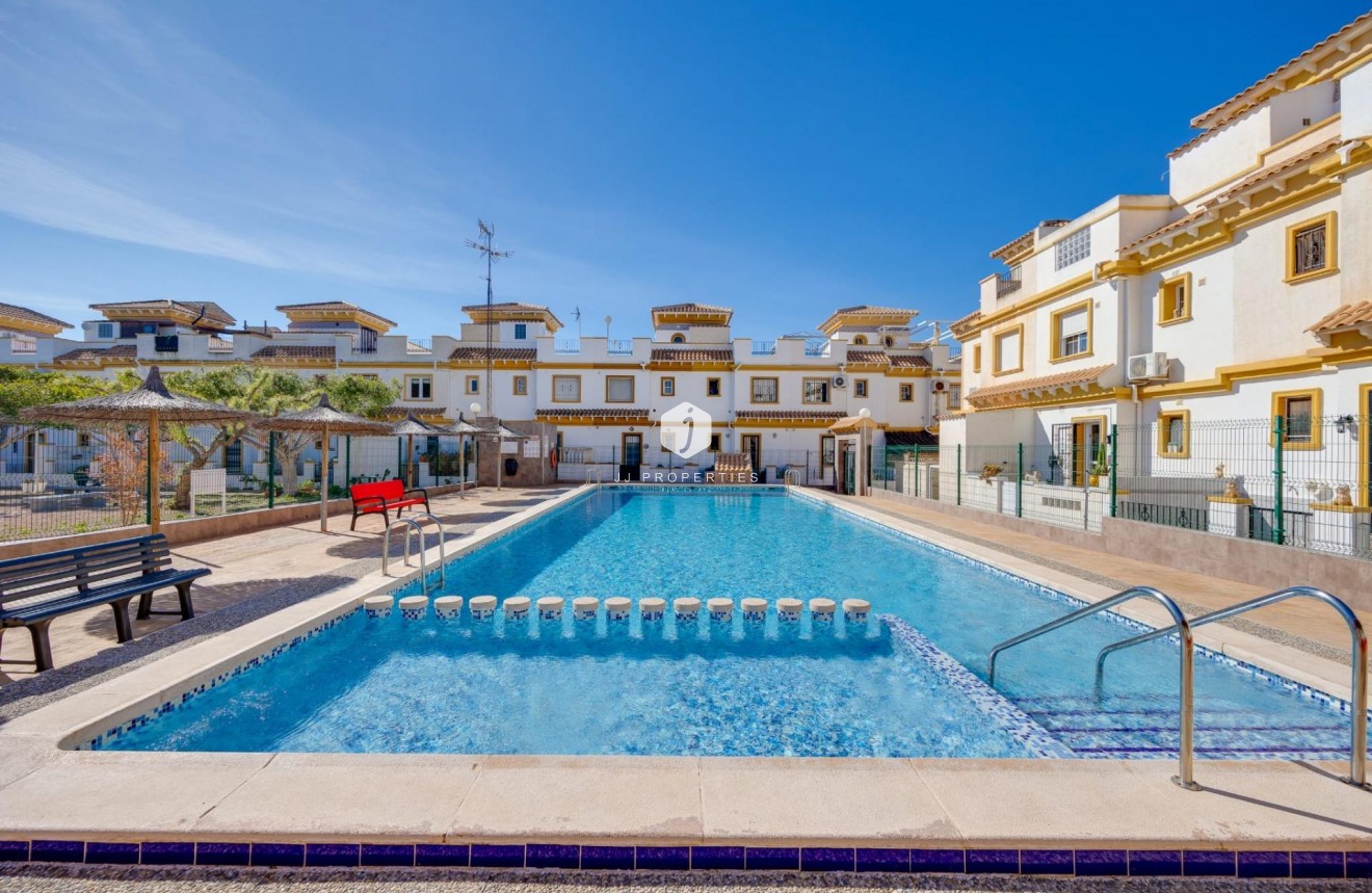 Resale - Chalet -
Torrevieja - aguas nuevas