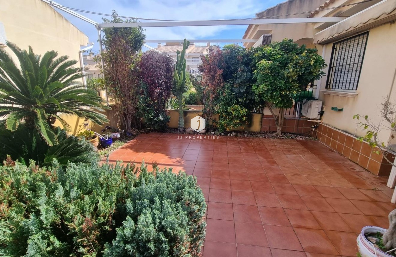 Resale - Chalet -
Guardamar del Segura - Urbanizaciones