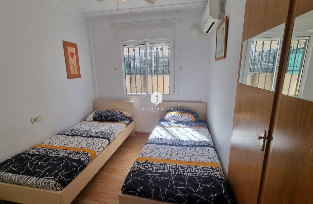 Resale - Chalet -
Guardamar del Segura - Urbanizaciones