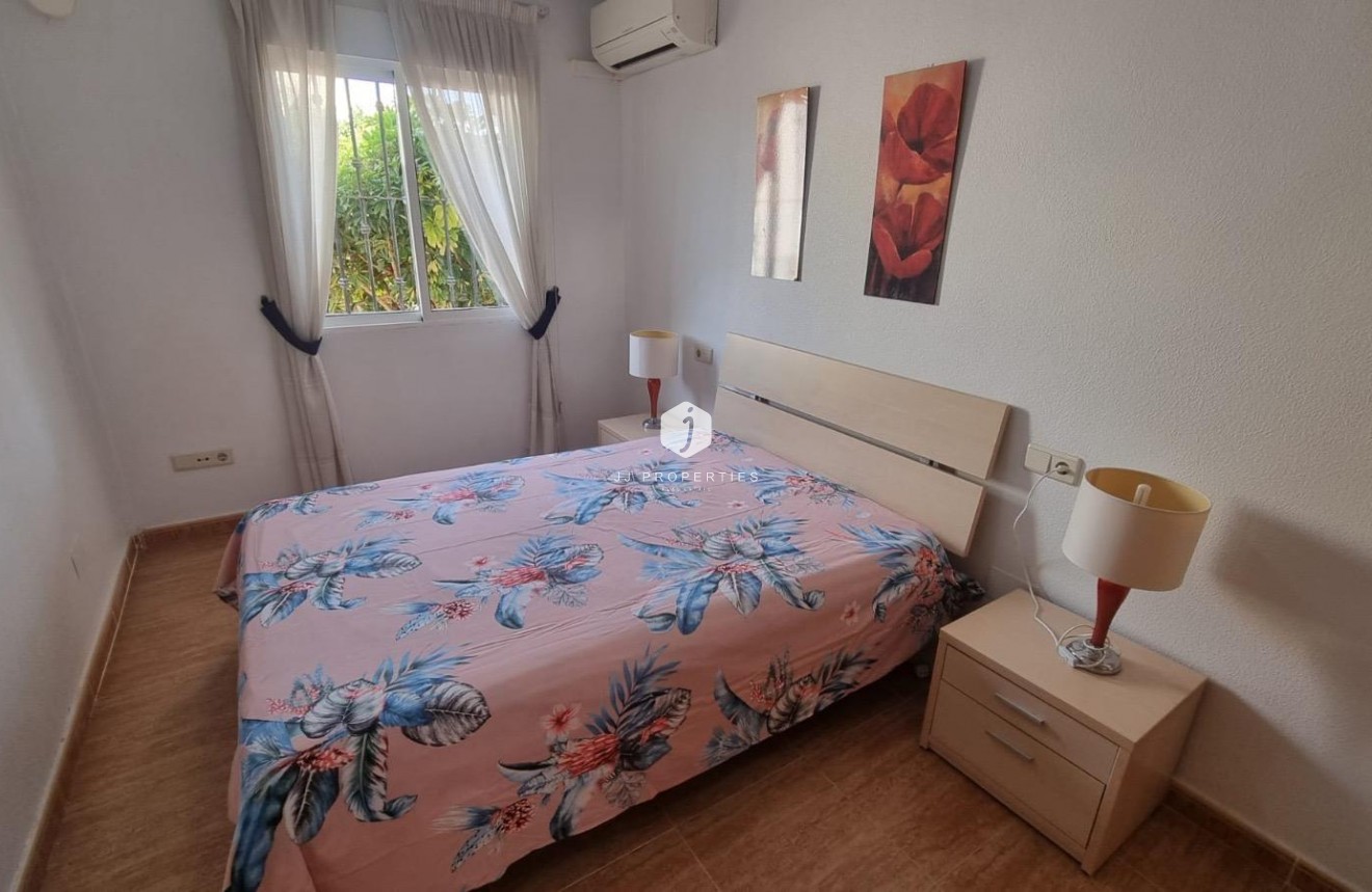 Resale - Chalet -
Guardamar del Segura - Urbanizaciones