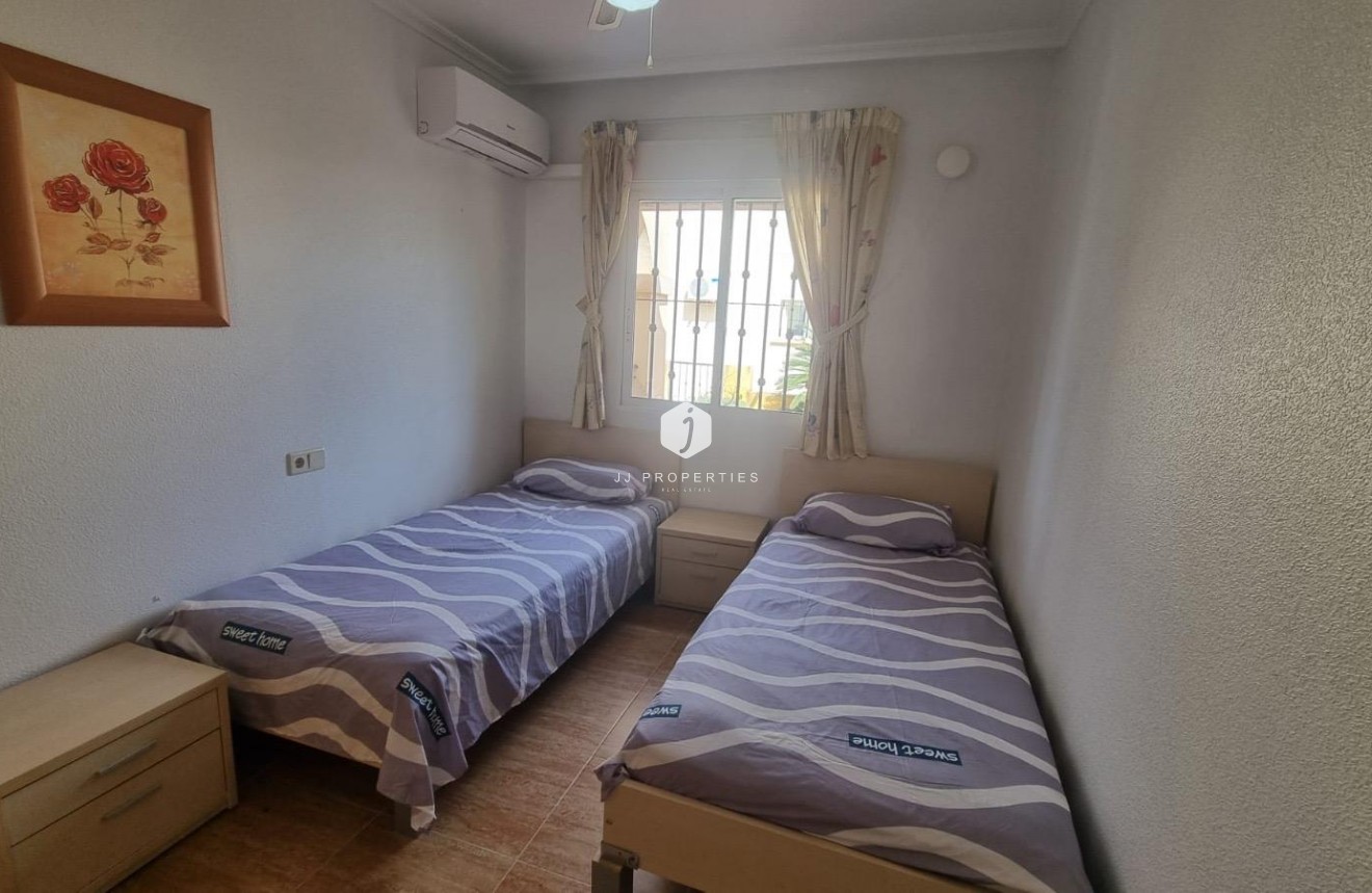 Resale - Chalet -
Guardamar del Segura - Urbanizaciones