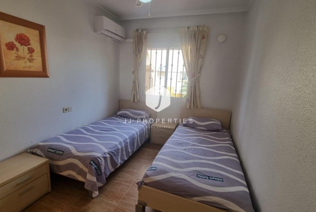 Resale - Chalet -
Guardamar del Segura - Urbanizaciones