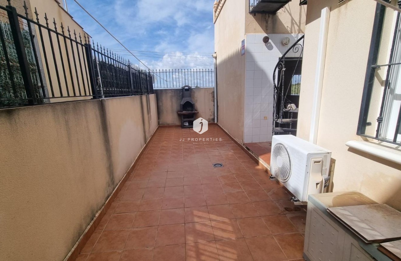 Resale - Chalet -
Guardamar del Segura - Urbanizaciones