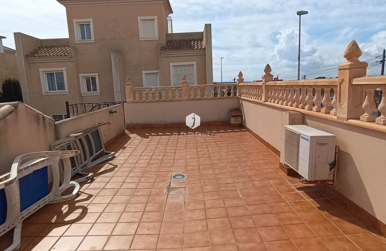 Resale - Chalet -
Guardamar del Segura - Urbanizaciones