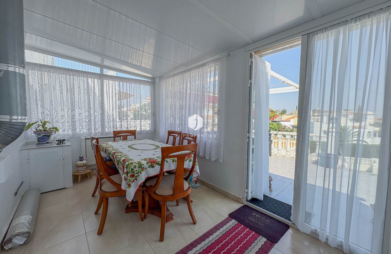 Resale - Chalet -
Torrevieja - Costa Blanca