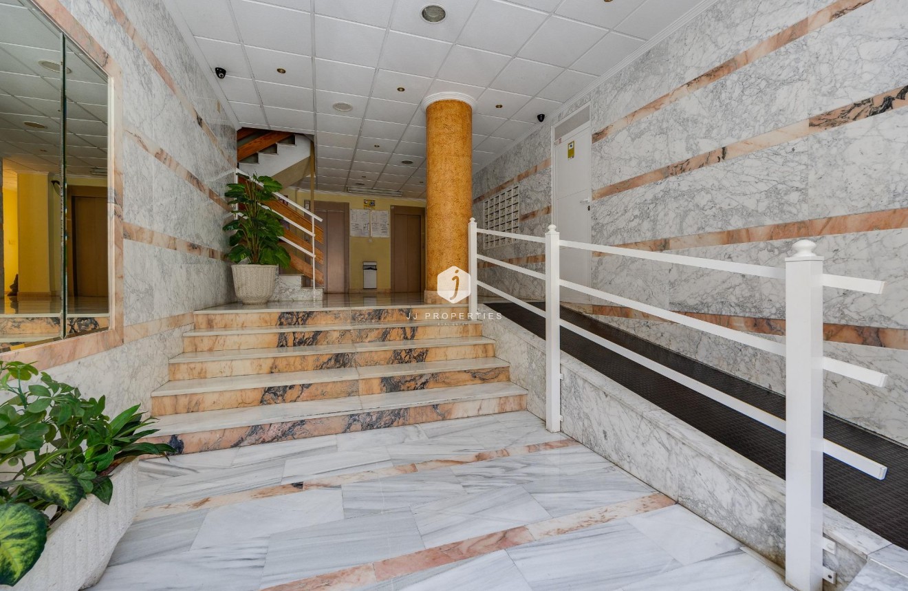 Resale - Apartment / flat -
Torrevieja - Estacion de autobuses