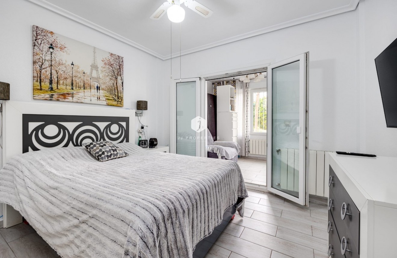 Resale - Chalet -
Torrevieja - Costa Blanca