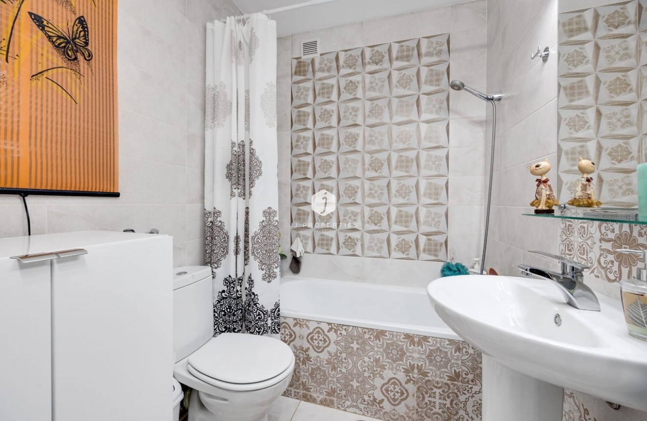 Resale - Chalet -
Torrevieja - Costa Blanca