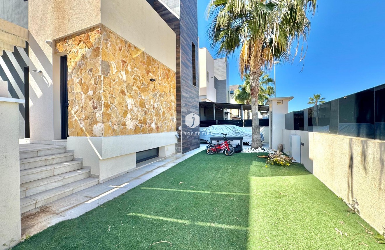 Resale - Villa -
Orihuela Costa - Lomas de Cabo Roig