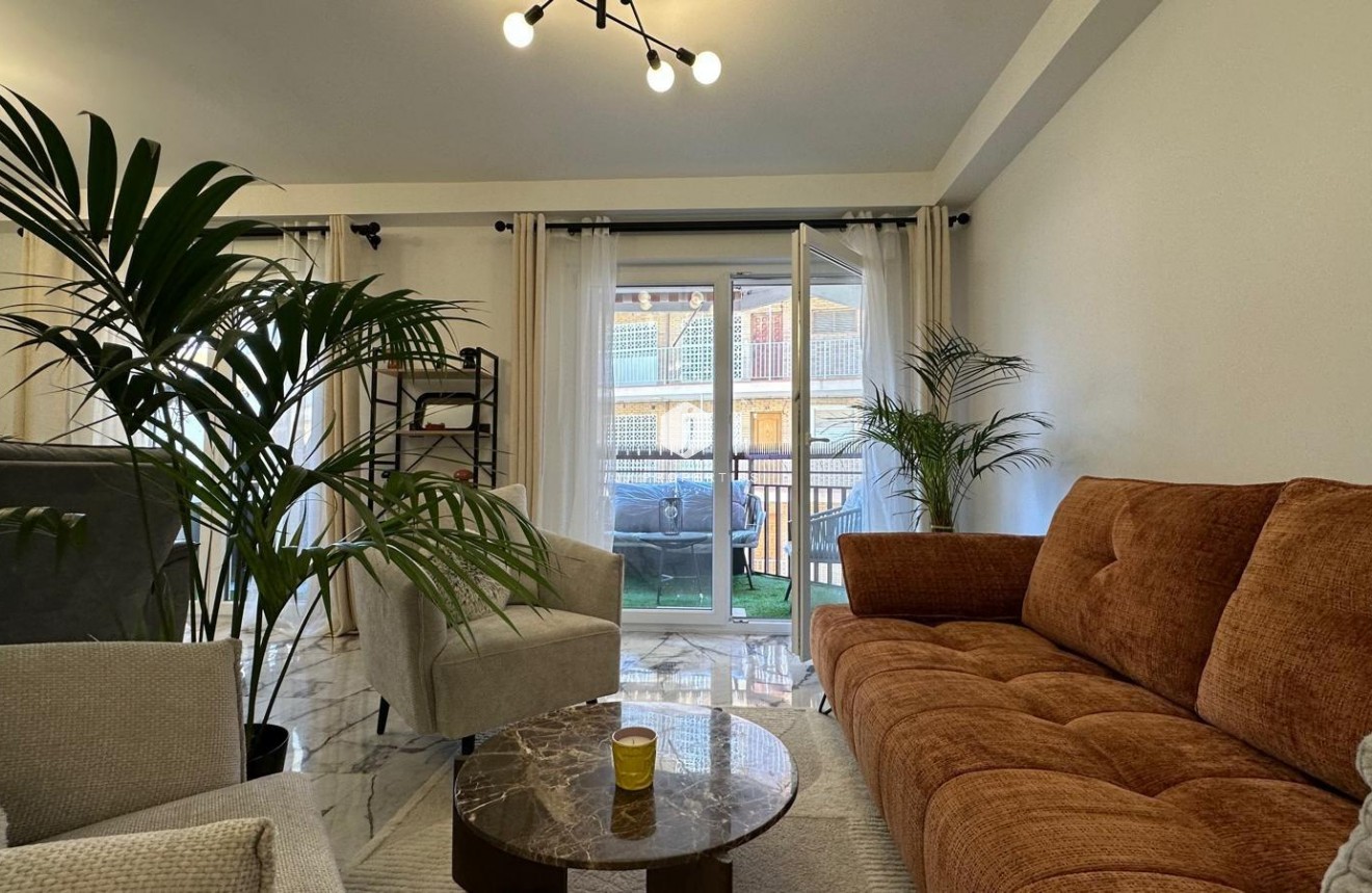 Resale - Apartment / flat -
Torrevieja - Playa del Cura