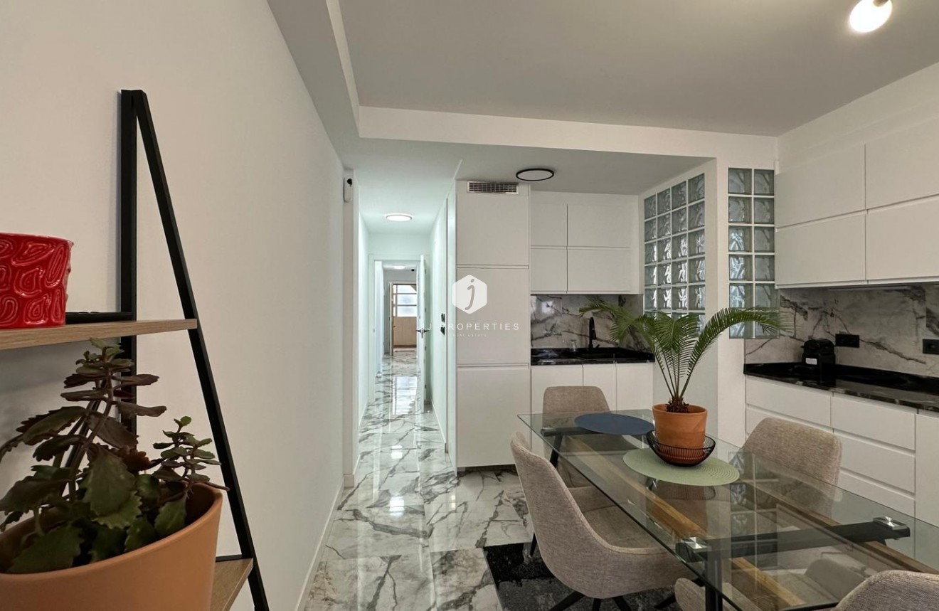 Resale - Apartment / flat -
Torrevieja - Playa del Cura