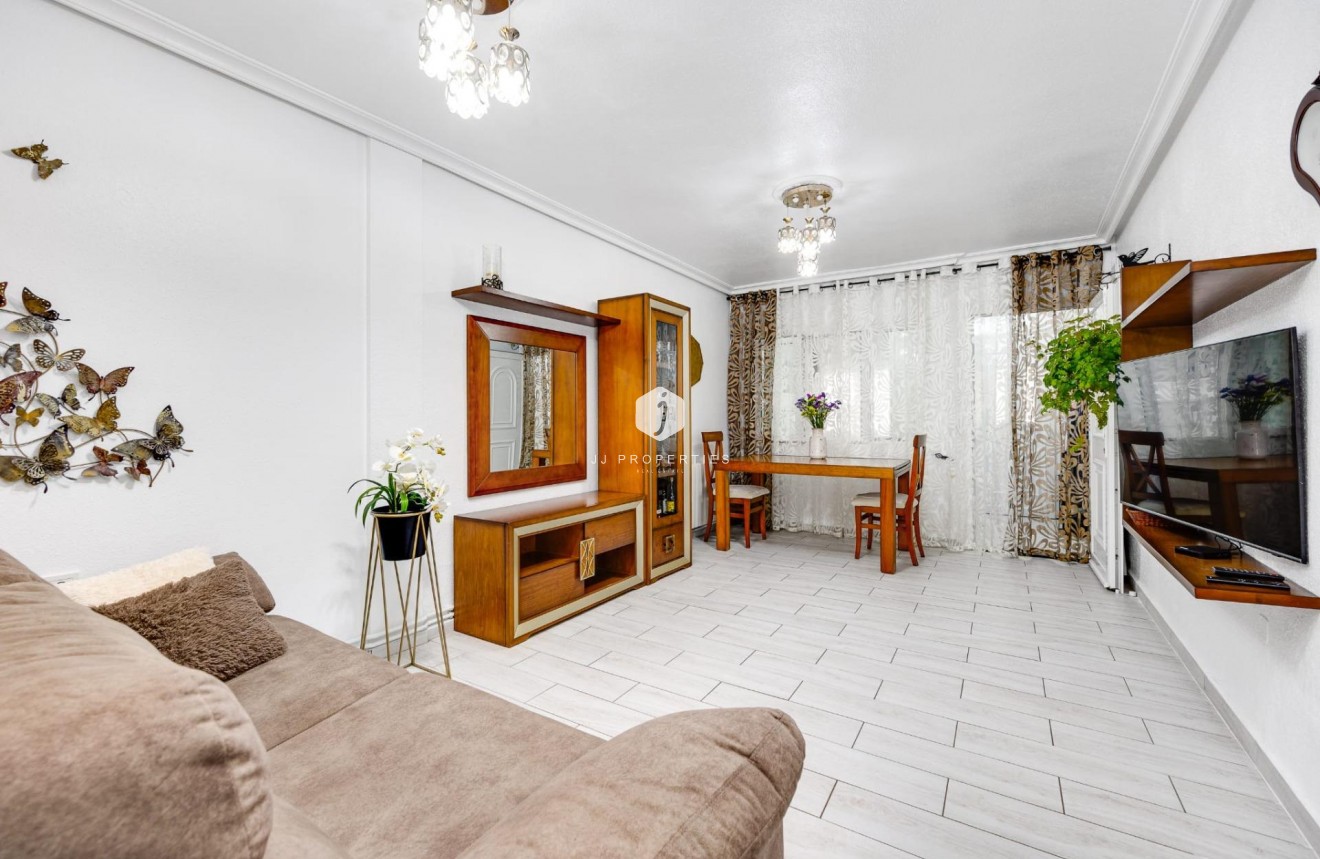 Resale - Chalet -
Torrevieja - Calas blanca