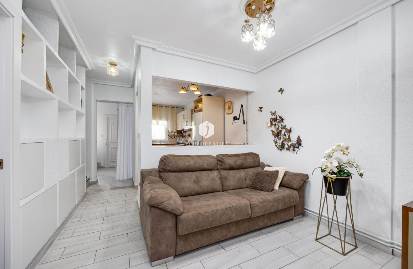 Resale - Chalet -
Torrevieja - Calas blanca