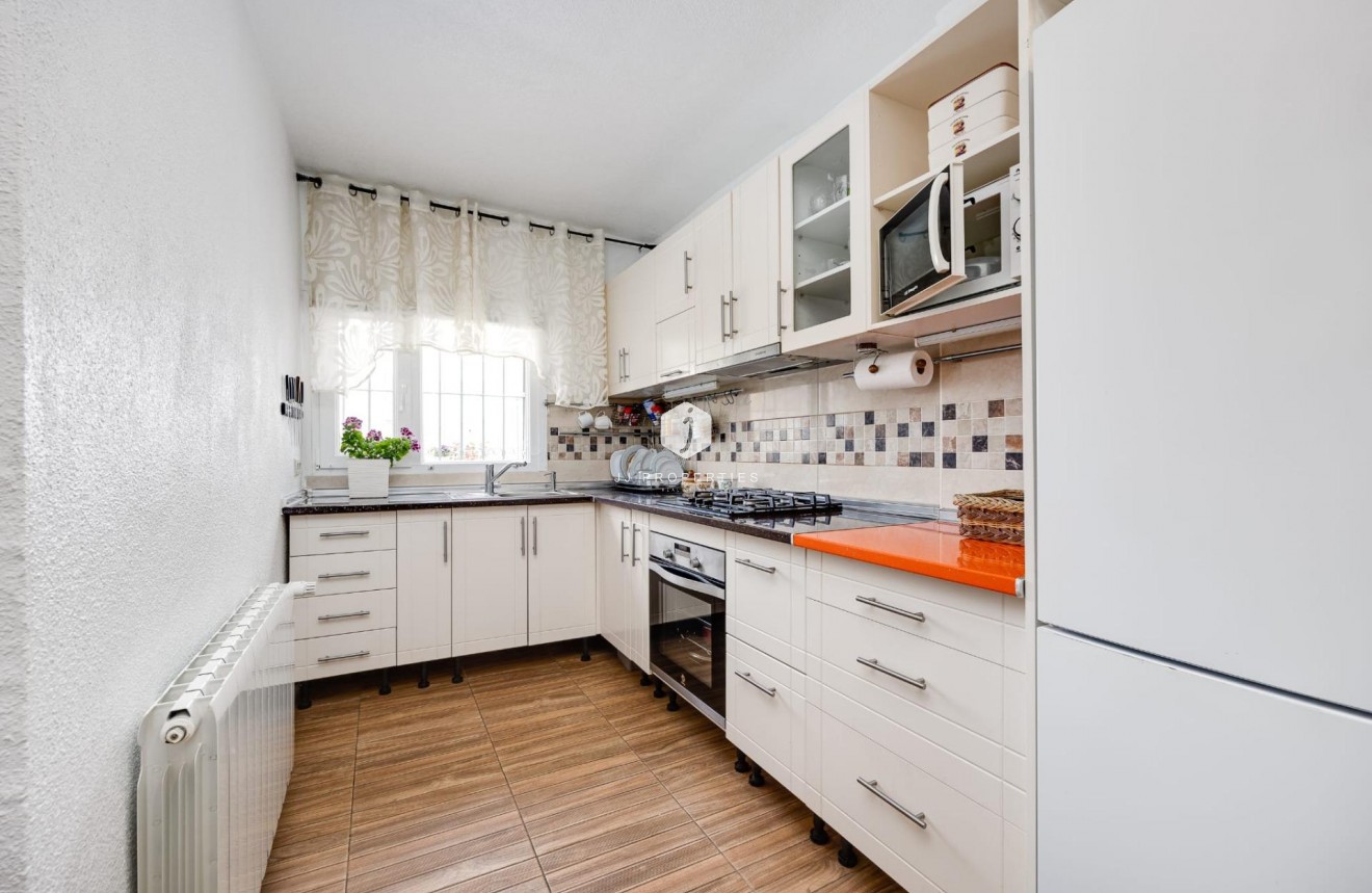 Resale - Chalet -
Torrevieja - Calas blanca