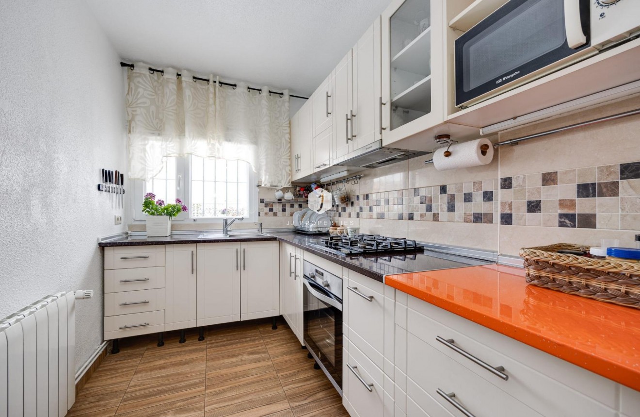 Resale - Chalet -
Torrevieja - Calas blanca