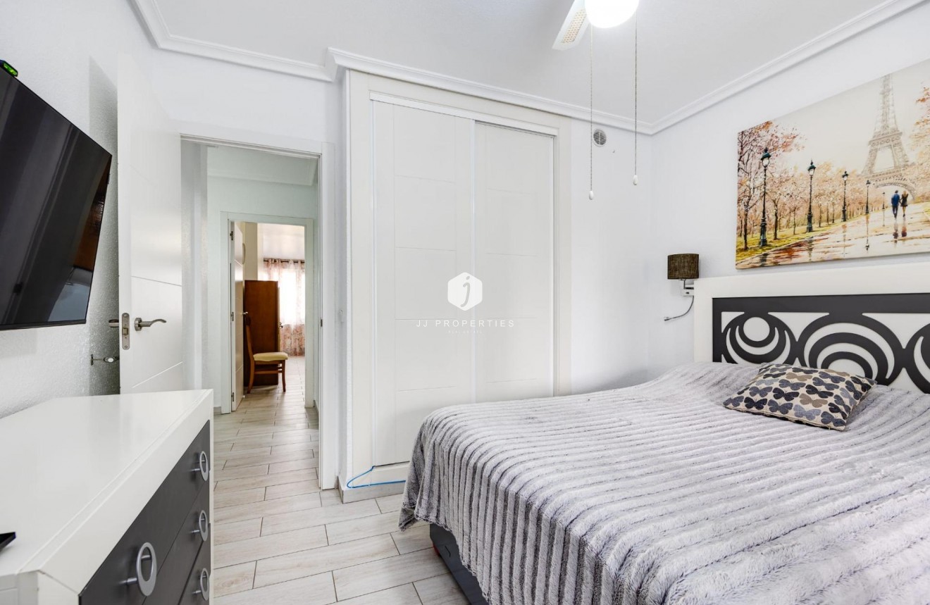 Resale - Chalet -
Torrevieja - Calas blanca