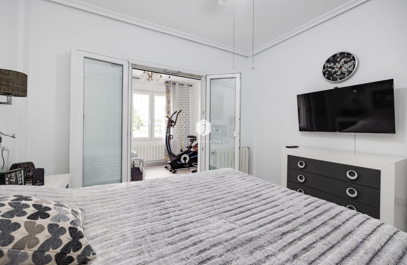 Resale - Chalet -
Torrevieja - Calas blanca