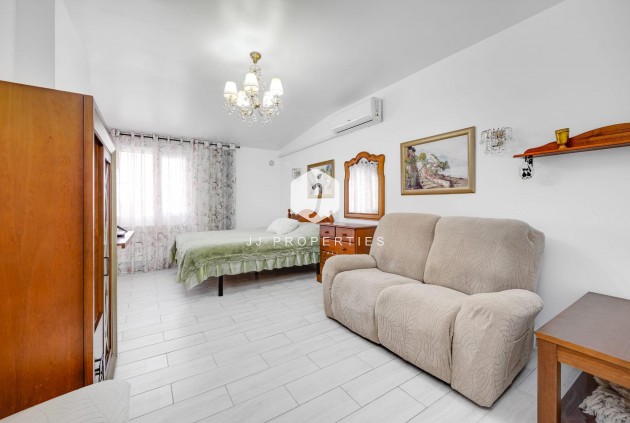 Resale - Chalet -
Torrevieja - Calas blanca