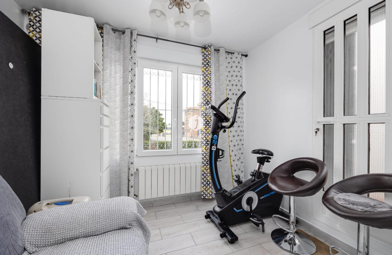 Resale - Chalet -
Torrevieja - Calas blanca