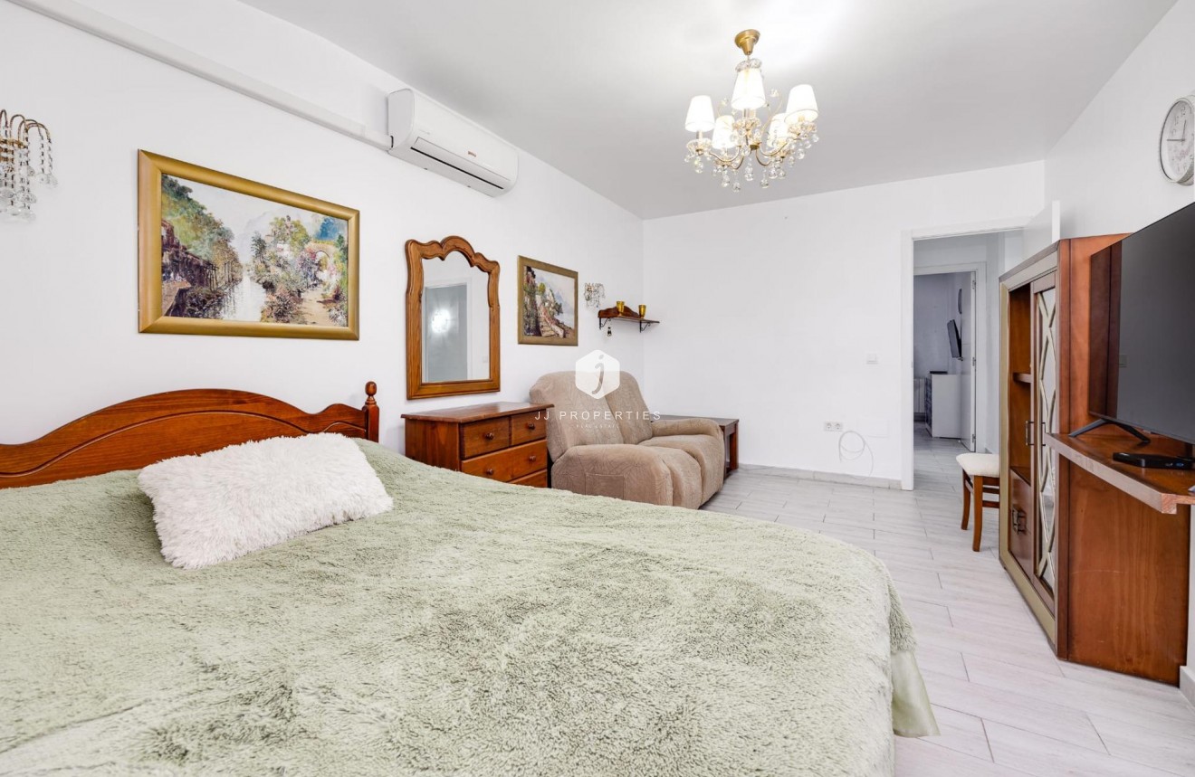 Resale - Chalet -
Torrevieja - Calas blanca