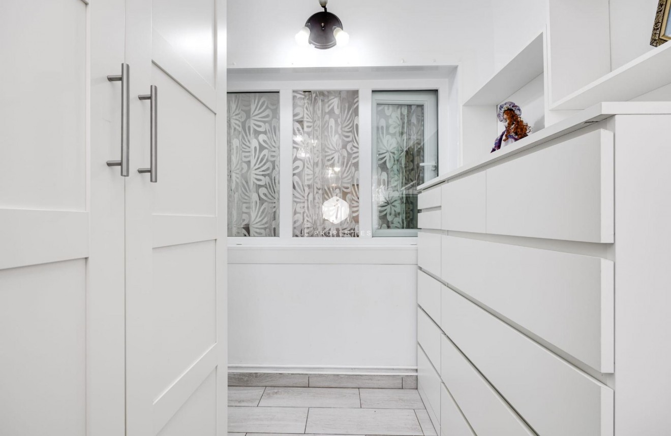 Resale - Chalet -
Torrevieja - Calas blanca