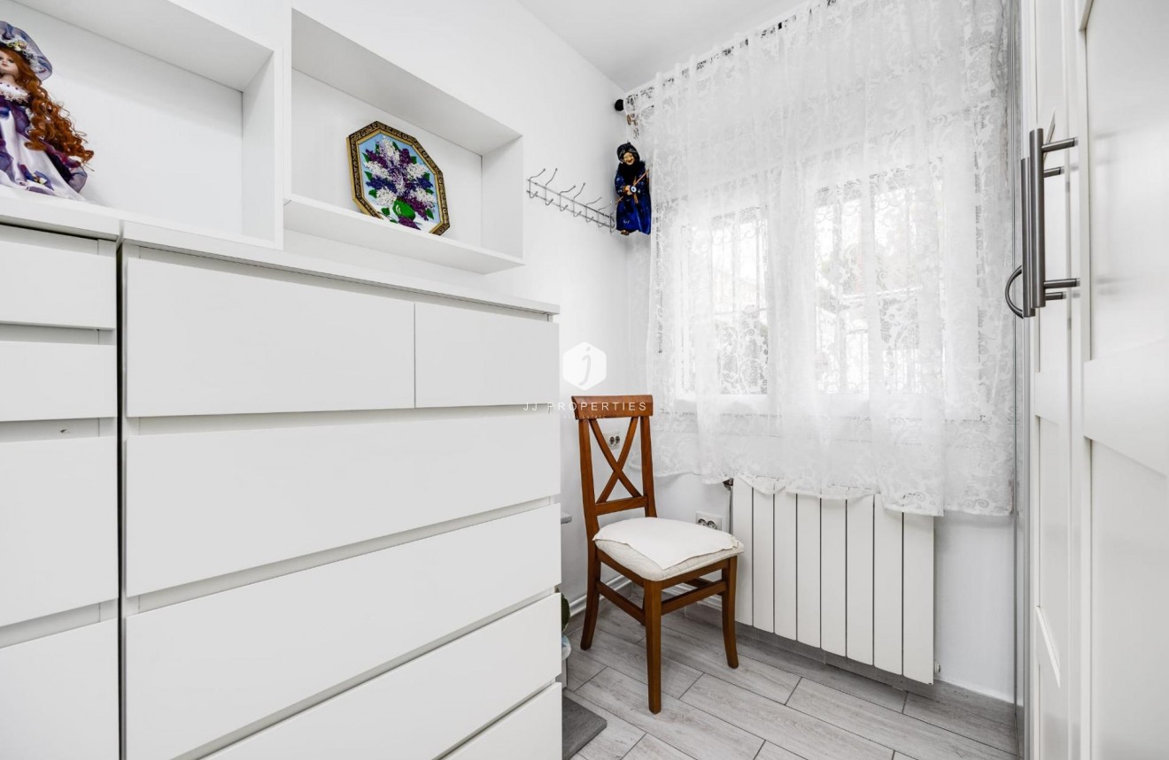 Resale - Chalet -
Torrevieja - Calas blanca