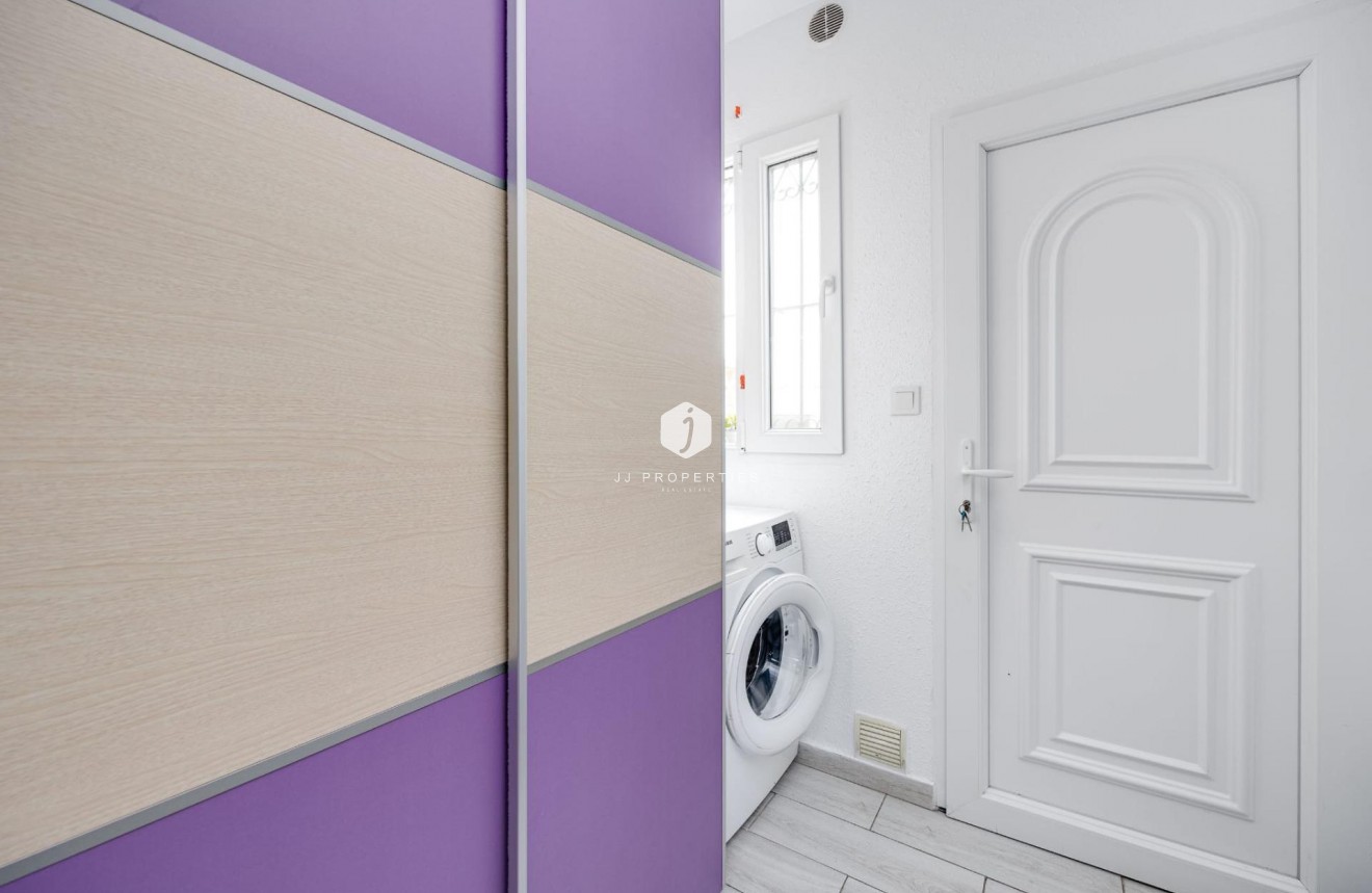 Resale - Chalet -
Torrevieja - Calas blanca