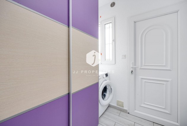 Resale - Chalet -
Torrevieja - Calas blanca