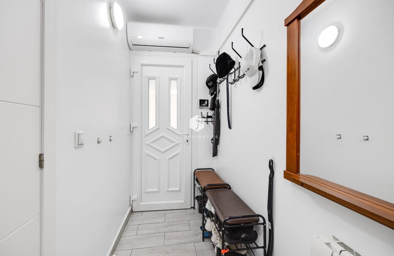 Resale - Chalet -
Torrevieja - Calas blanca