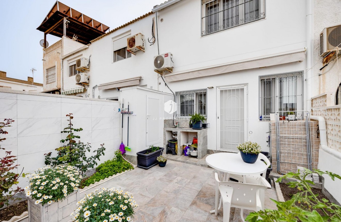 Resale - Chalet -
Torrevieja - Calas blanca