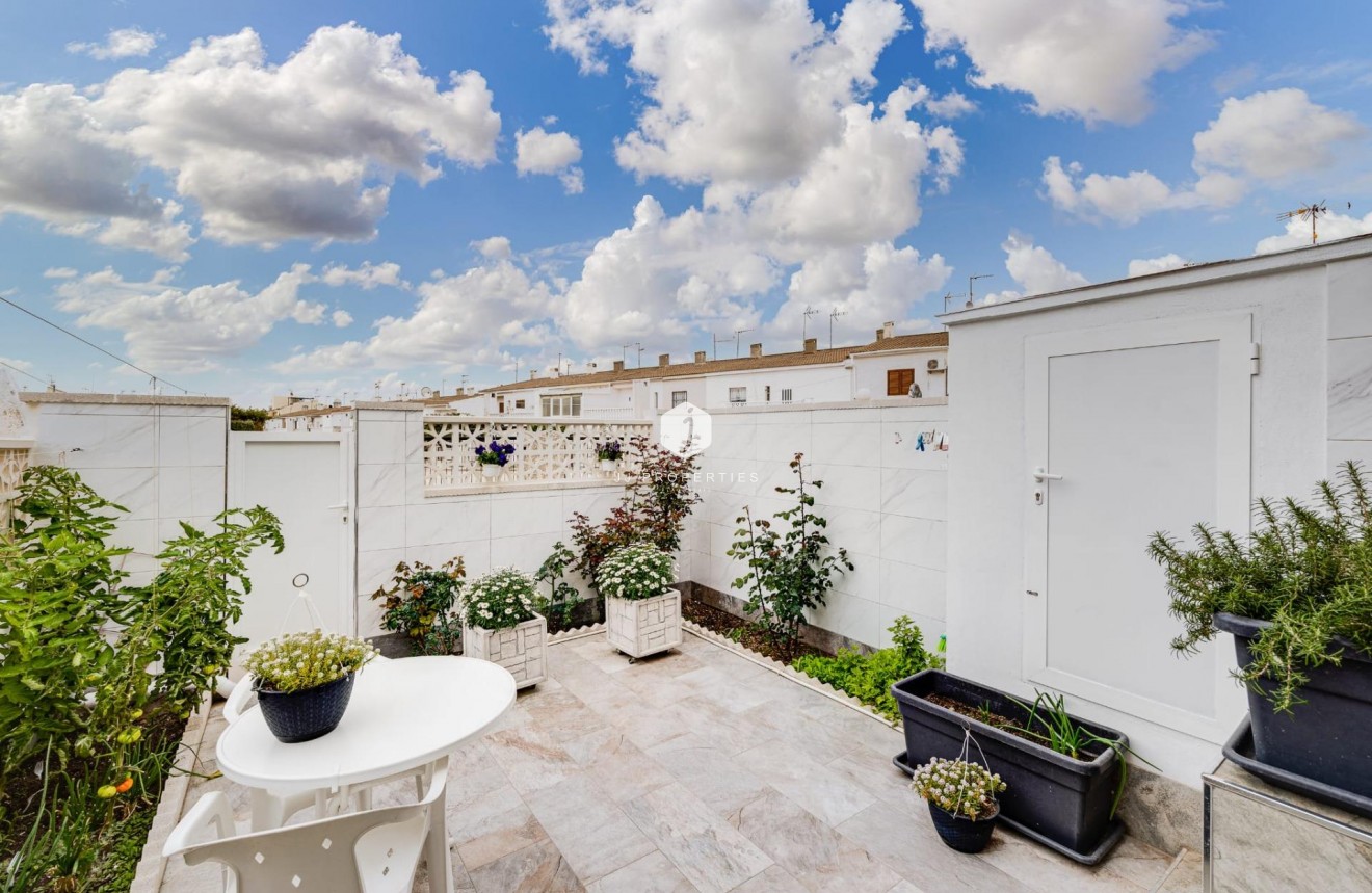 Resale - Chalet -
Torrevieja - Calas blanca