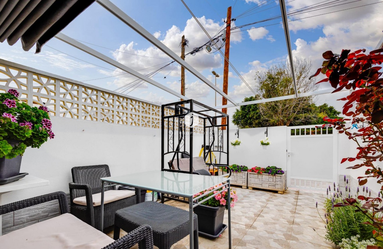 Resale - Chalet -
Torrevieja - Calas blanca