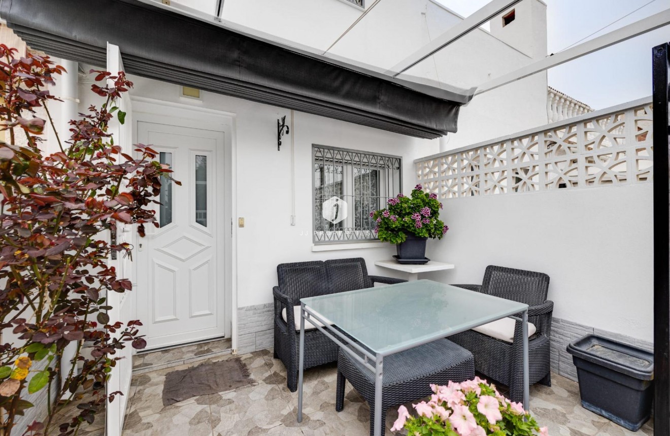 Resale - Chalet -
Torrevieja - Calas blanca