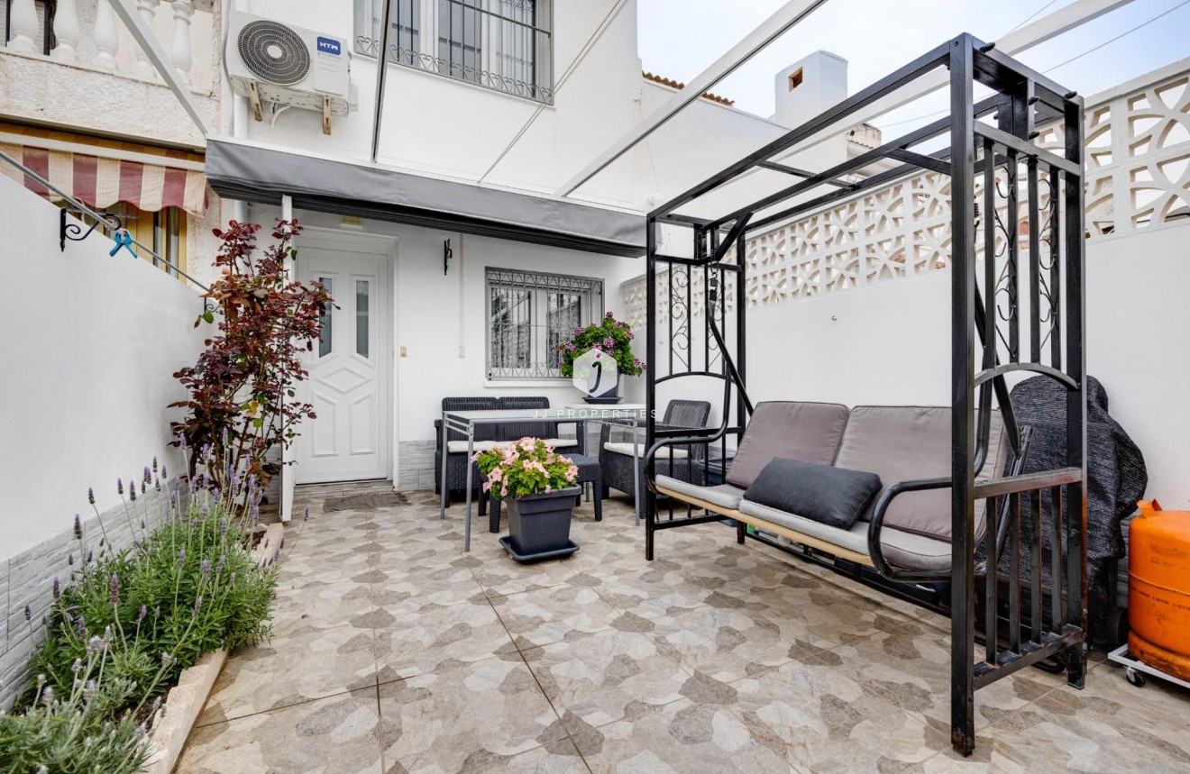 Resale - Chalet -
Torrevieja - Calas blanca