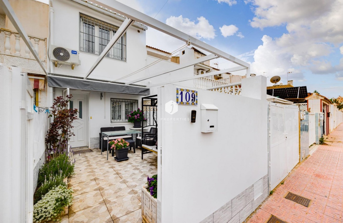 Resale - Chalet -
Torrevieja - Calas blanca