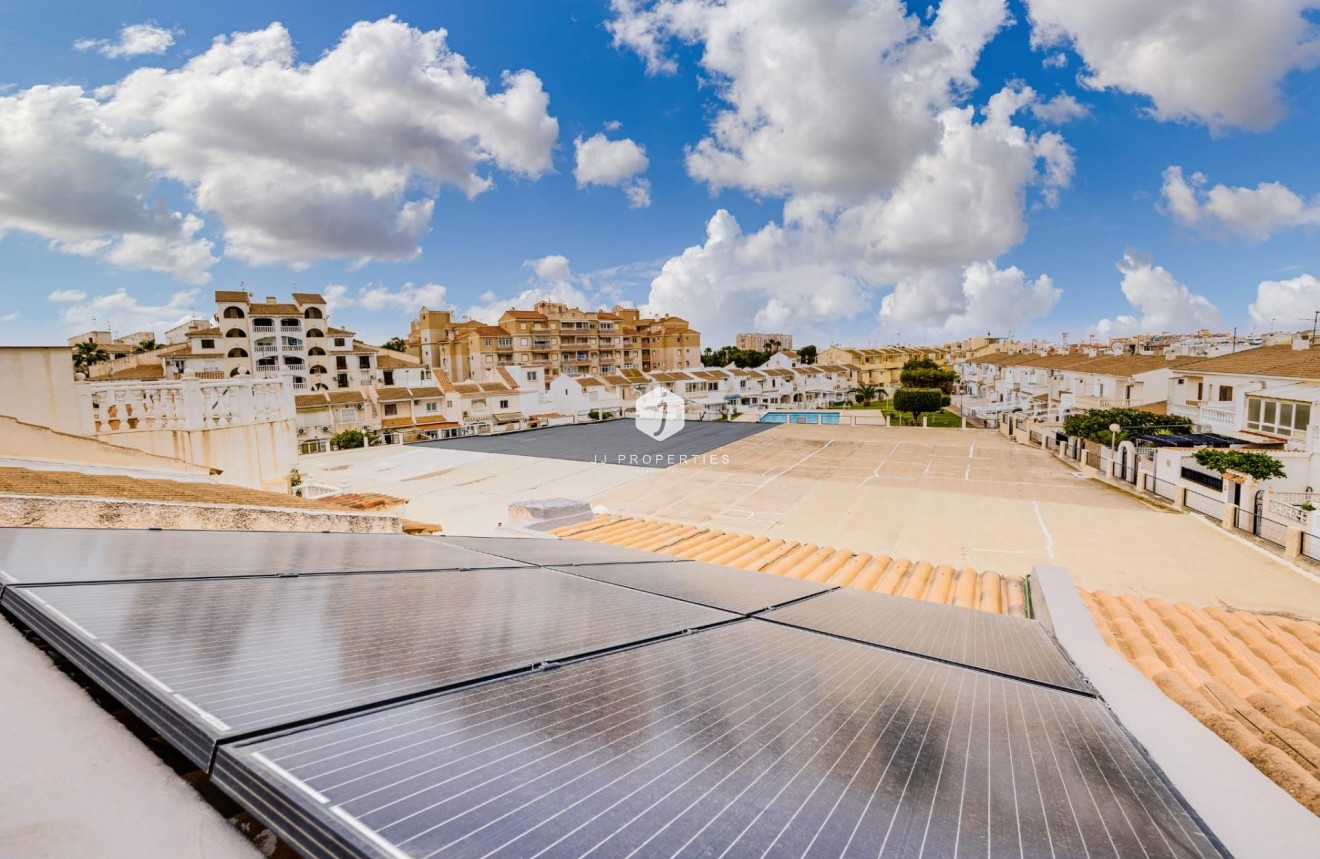 Resale - Chalet -
Torrevieja - Calas blanca