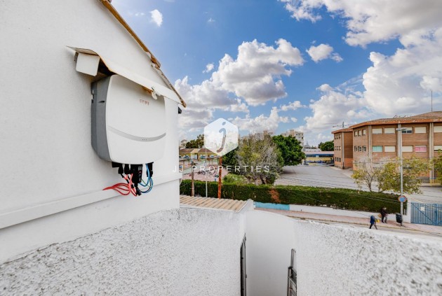 Resale - Chalet -
Torrevieja - Calas blanca