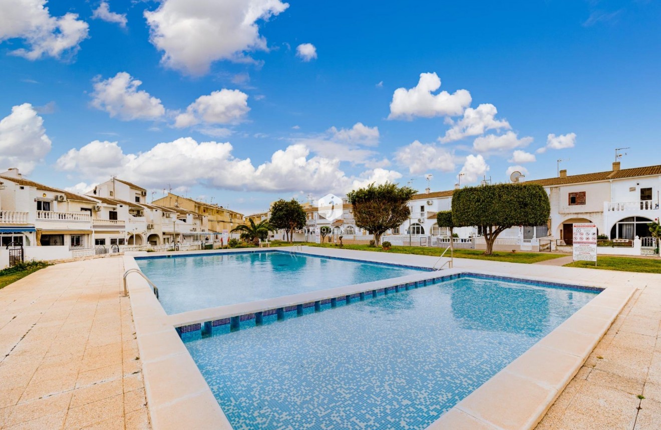 Resale - Chalet -
Torrevieja - Calas blanca