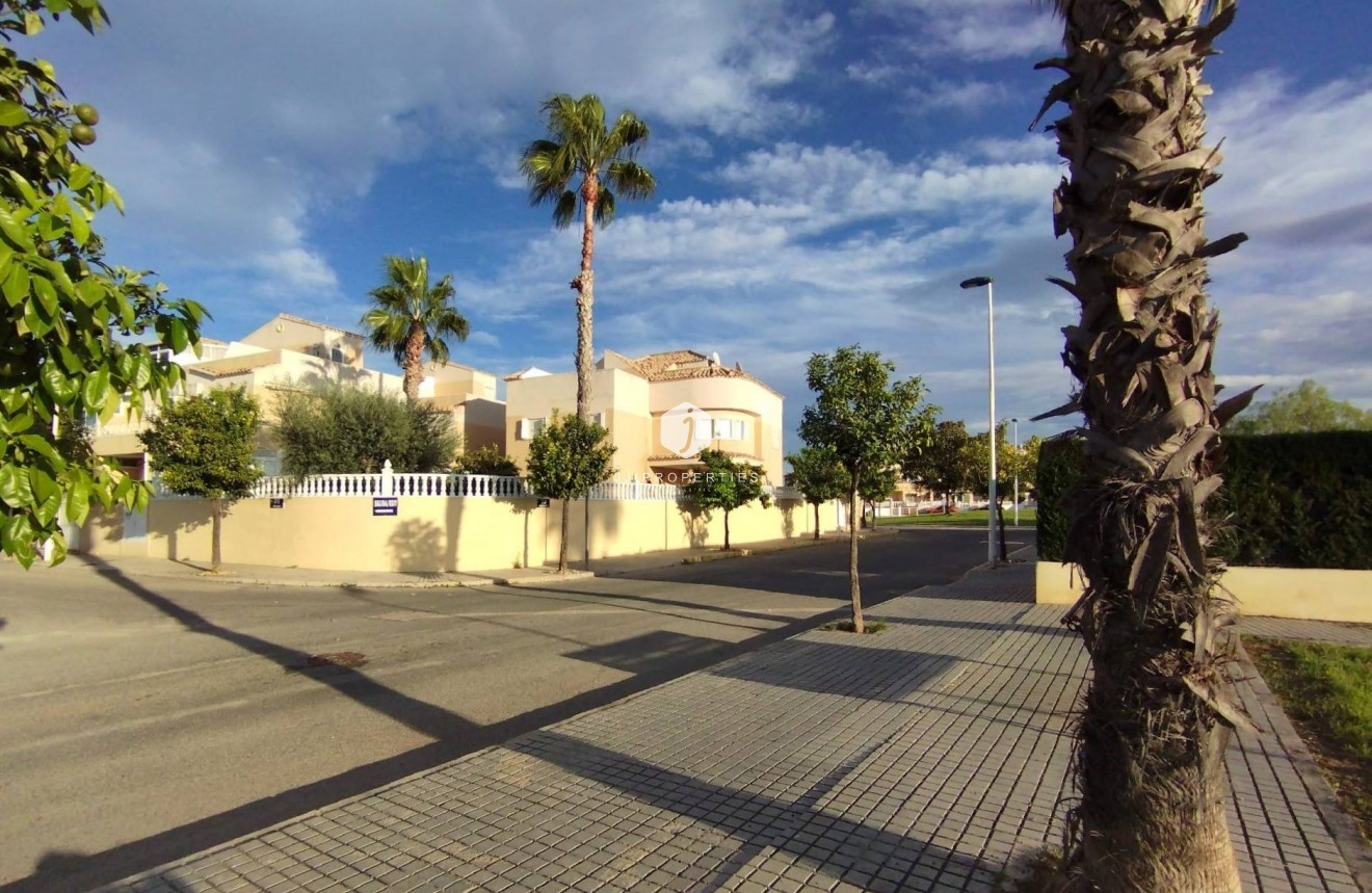 D'occasion - Villa -
Torrevieja - La Siesta - El Salado - Torreta