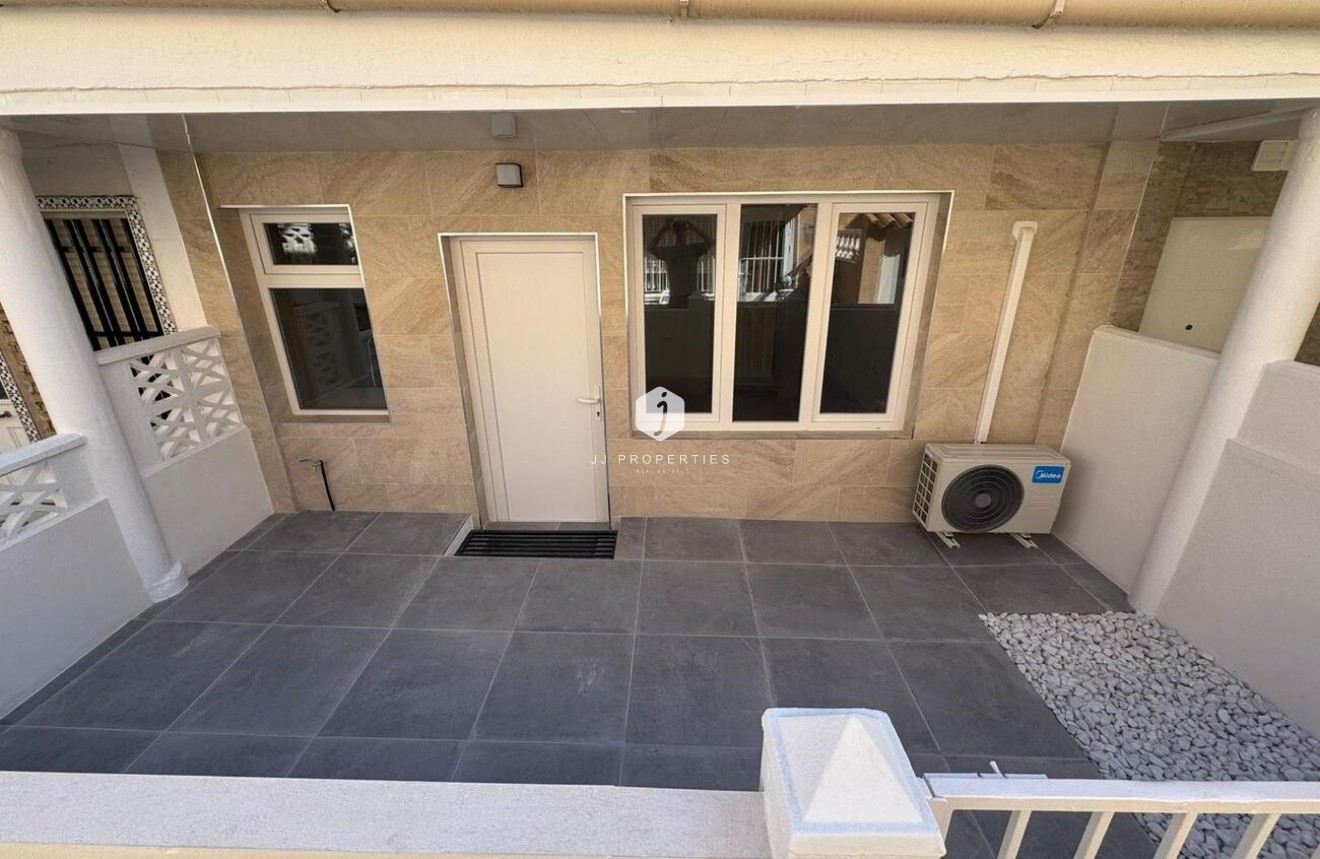 Z drugiej ręki - Mieszkanie w bloku -
La Mata