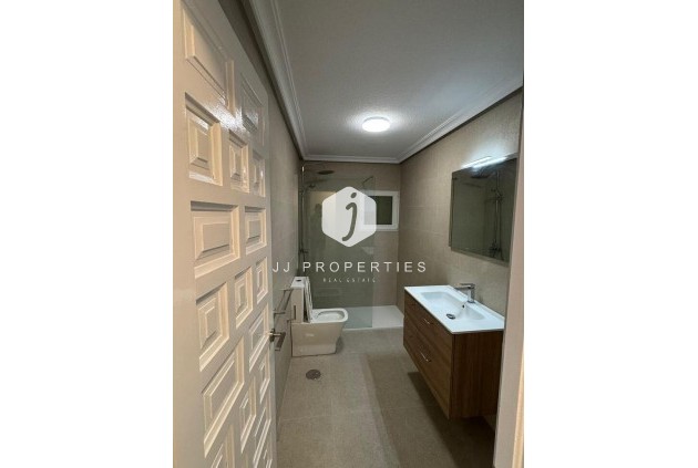 Z drugiej ręki - Mieszkanie w bloku -
La Mata