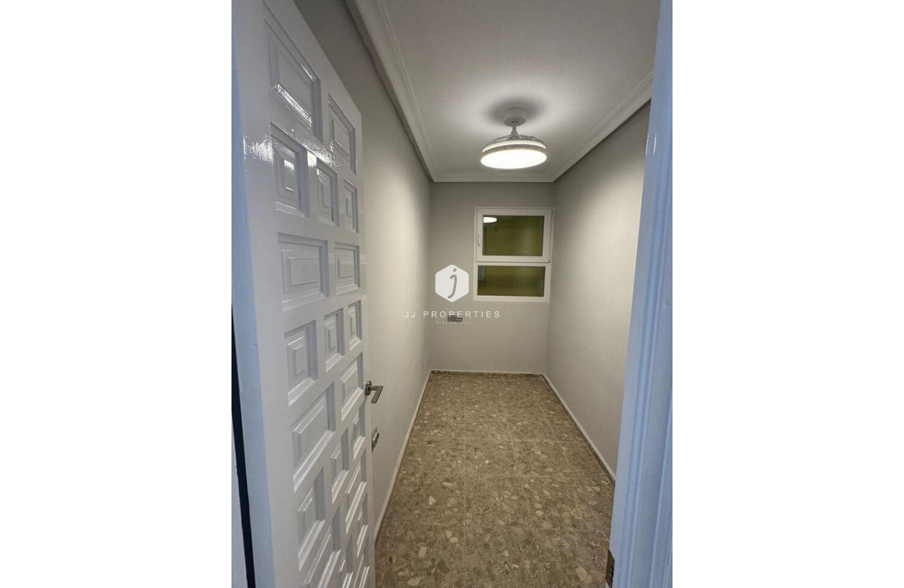 Z drugiej ręki - Mieszkanie w bloku -
La Mata