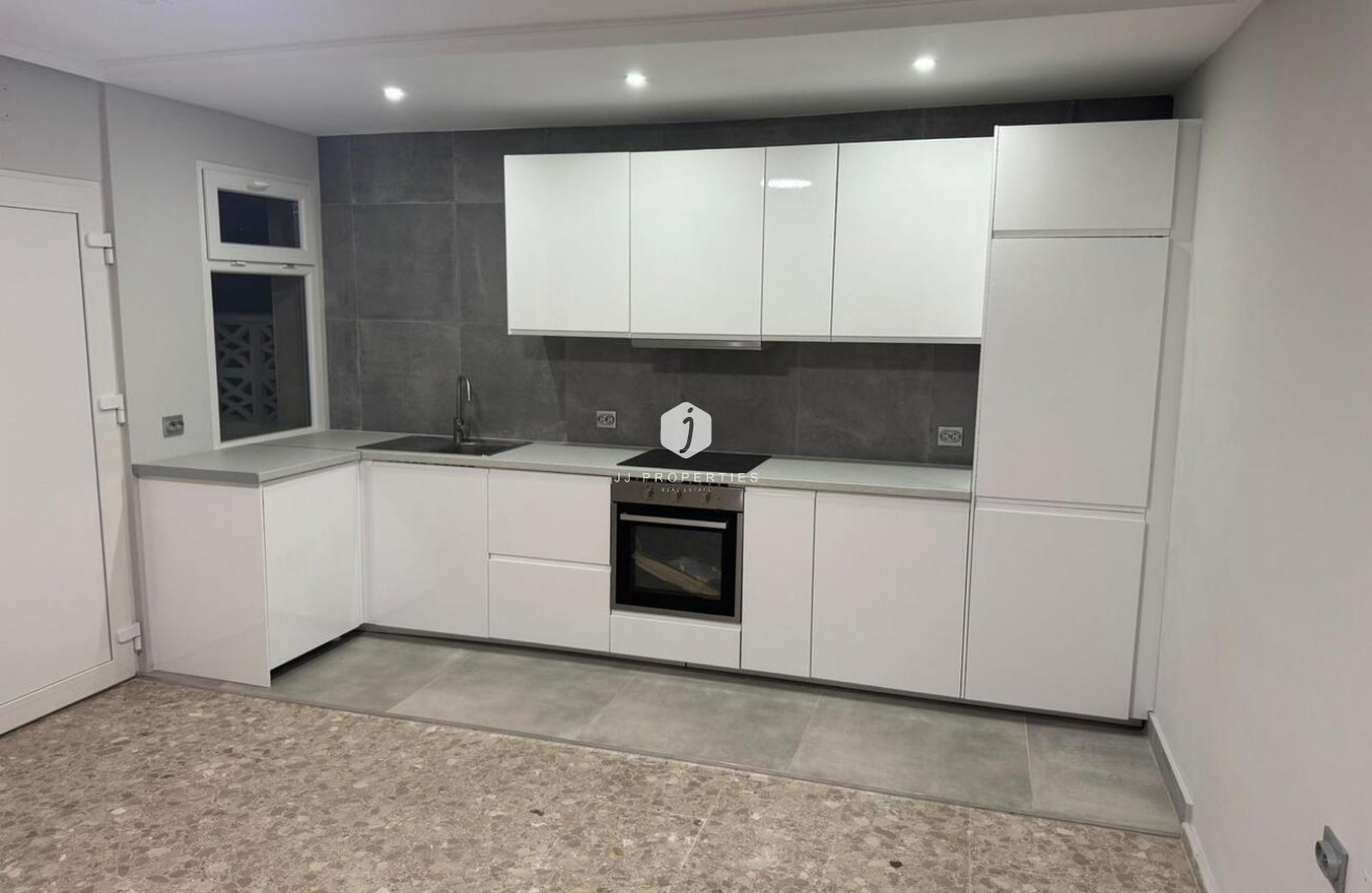 Z drugiej ręki - Mieszkanie w bloku -
La Mata