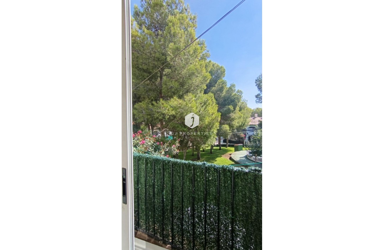 Resale - Chalet -
Torrevieja - Los Balcones