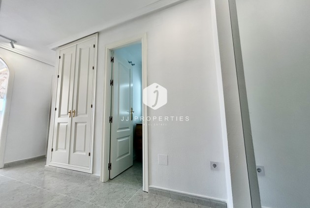 Resale - Apartment / flat -
Campoamor - Costa Blanca